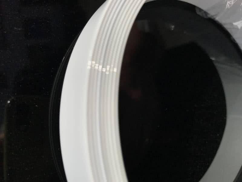 Hochglanzlackierung auf Kunststoffkanten - Leimauftragsmaschinen