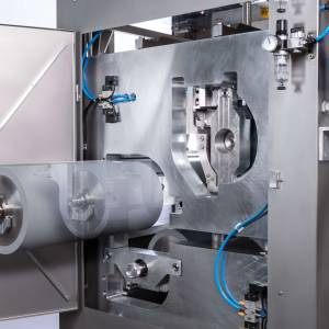 Coating unit with ceramic roller